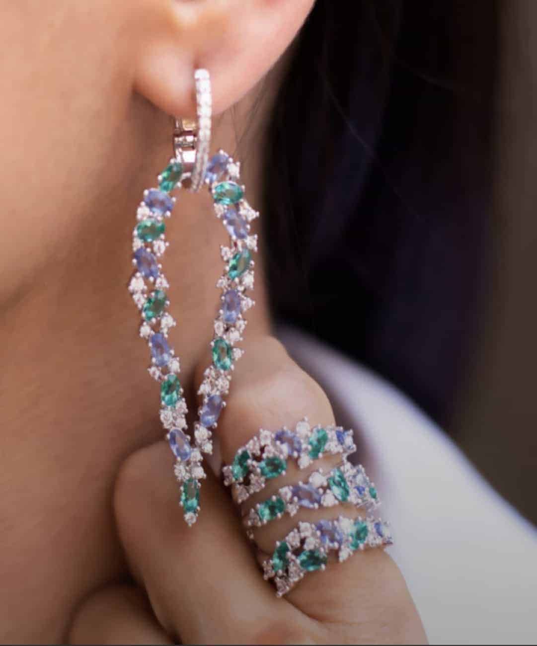 Orecchini a goccia con cristalli colorati e zirconi - immagine 2